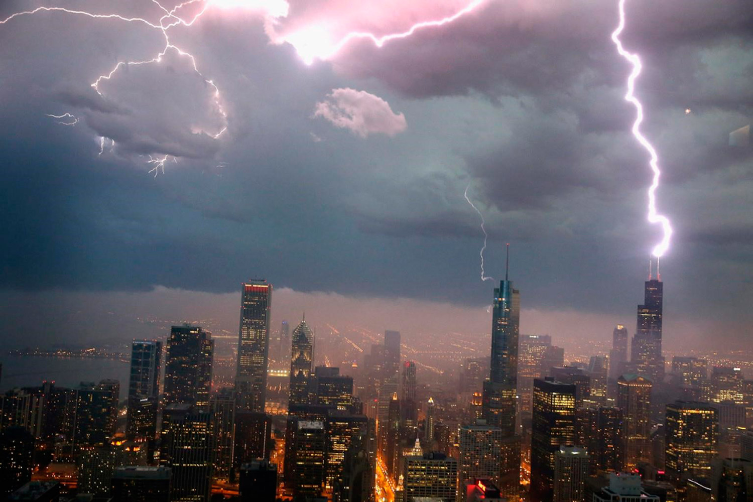 Dubái prohíble la publicación de fotografías «irresponsables» de tormentas