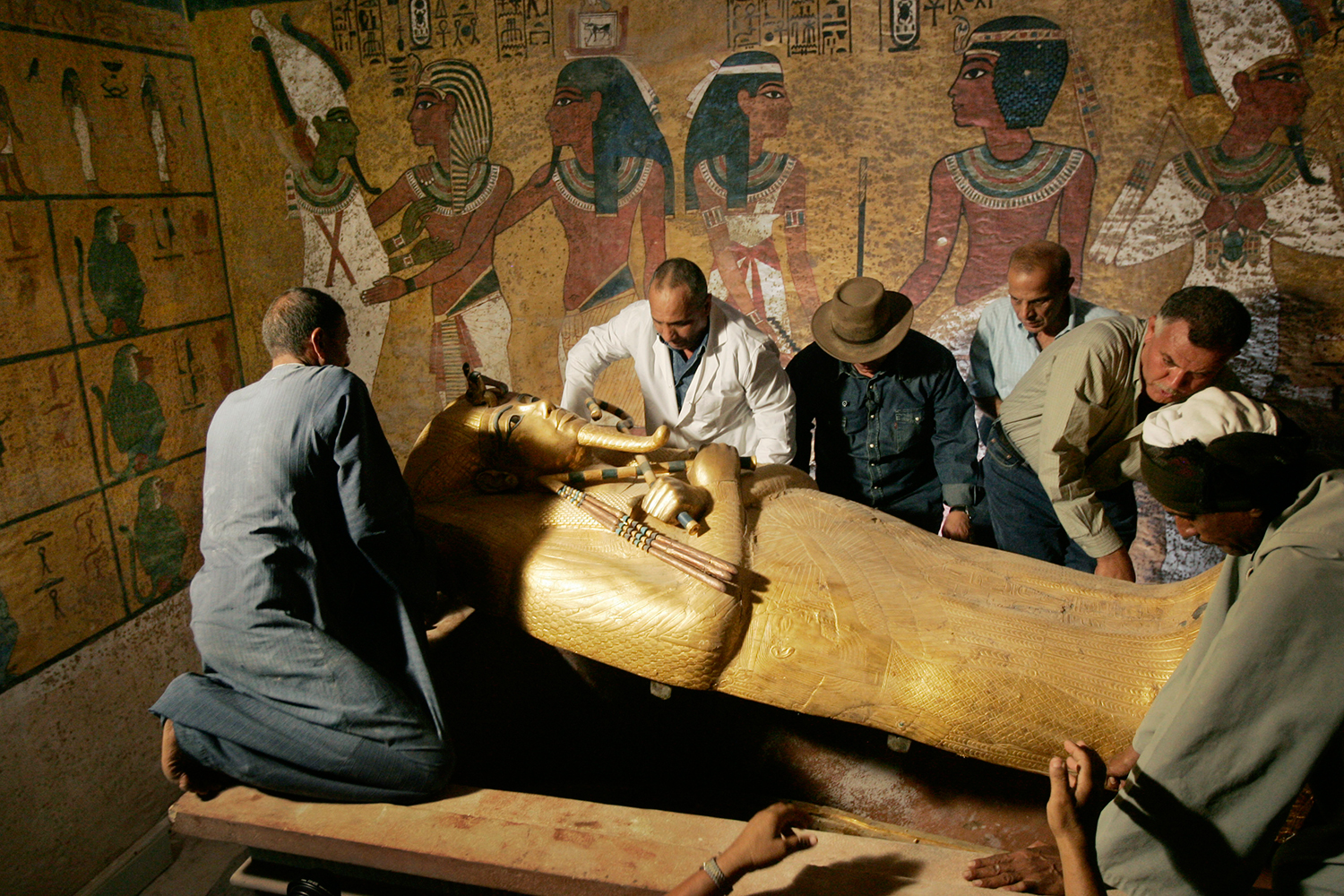 Hallan compartimentos ocultos en la tumba de Tutankamón
