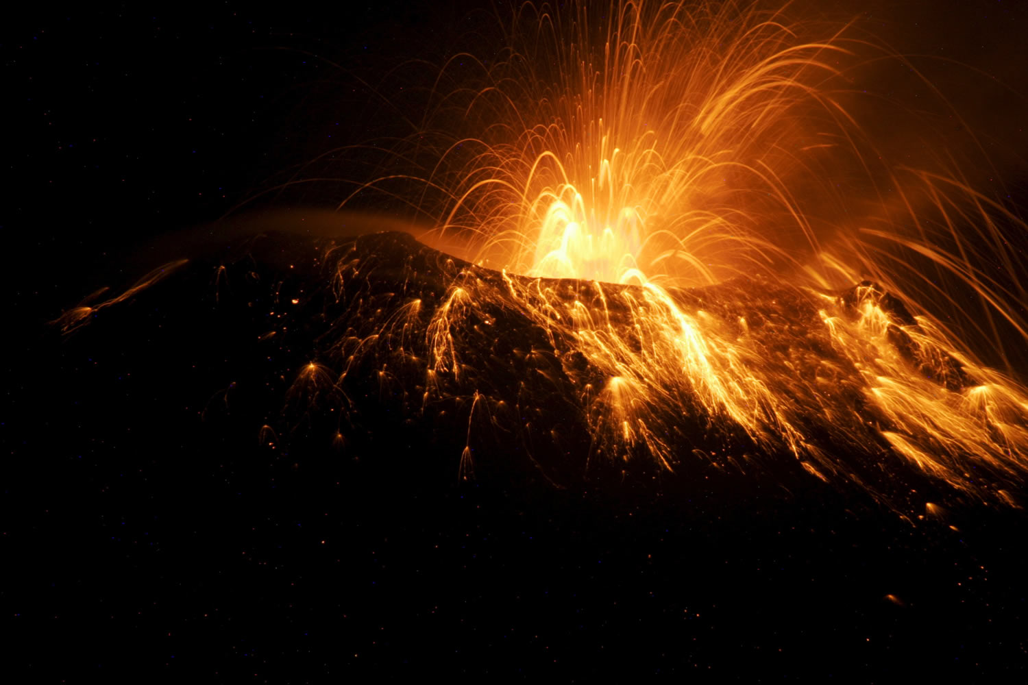 El volcán Tungurahua escupe fuego y produce varias explosiones