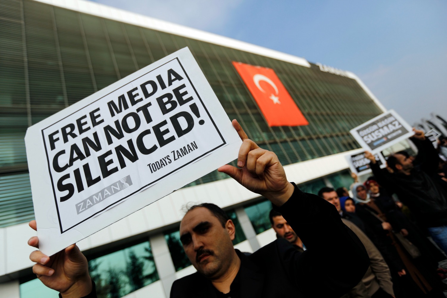 Zaman, el medio más crítico con el gobierno turco, cae en manos de Erdogan