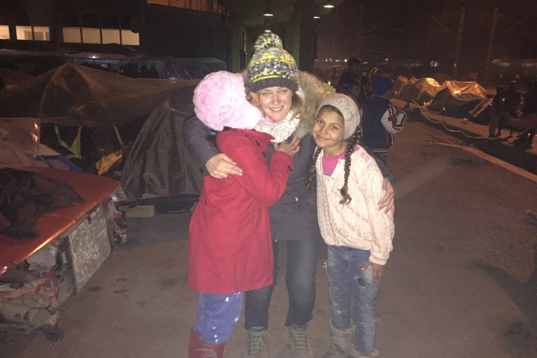 Leticia Álvarez junto a dos niñas en el campamento de refugiados de Idomeni