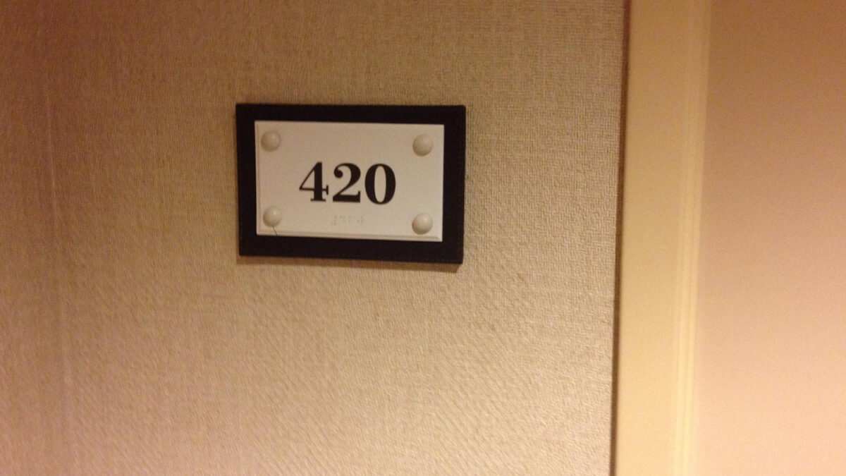 ¿Por qué los hoteles se rehúsan a tener habitaciones con el número 420?