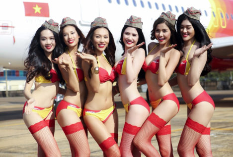 La aerolínea que recibe a sus pasajeros con azafatas en bikini