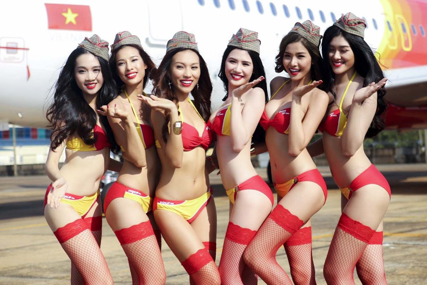 La aerolínea que recibe a sus pasajeros con azafatas en bikini