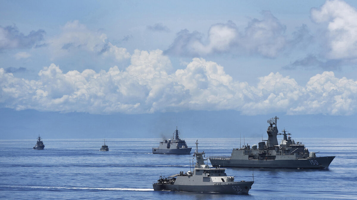 ‘Misteriosos’ buques de guerra extranjeros navegan en la costa de Gales del Norte