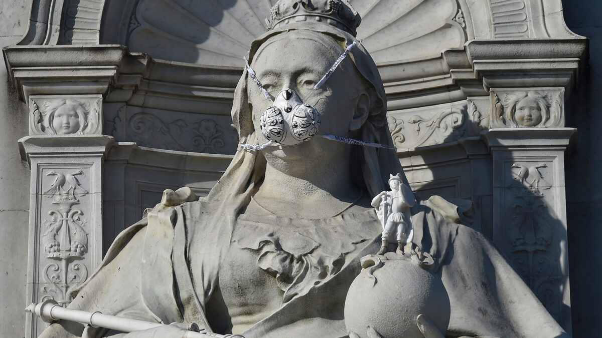 Greenpeace cubre las estatuas de Londres con mascarillas anticontaminación