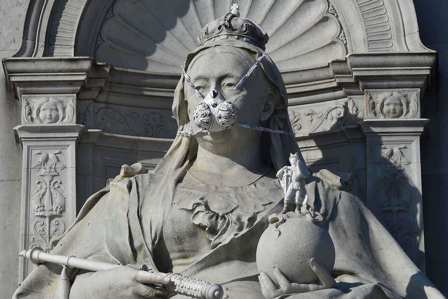 Greenpeace cubre las estatuas de Londres con mascarillas anticontaminación