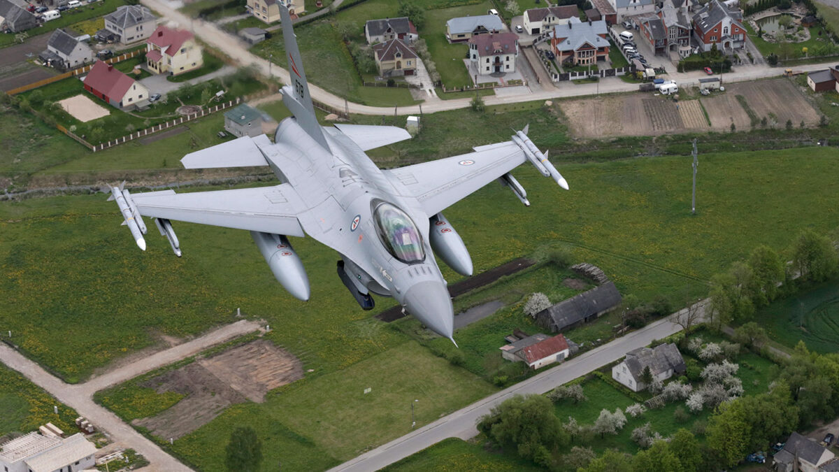 Un F16 noruego ametralla por error una torre de control llena de militares