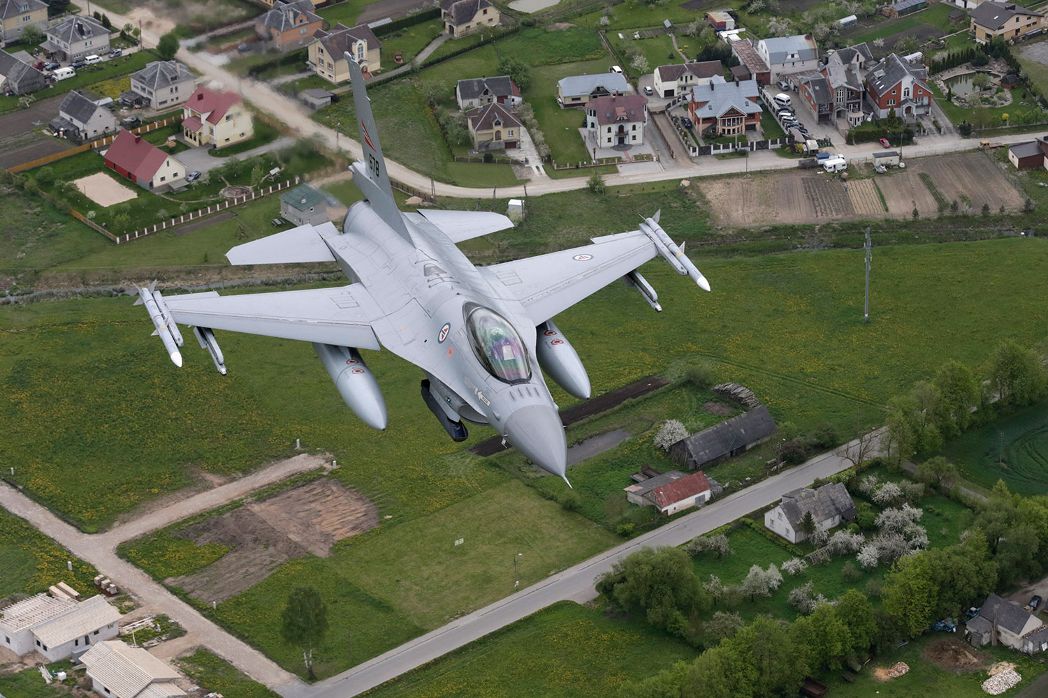 Un F16 noruego ametralla por error una torre de control llena de militares