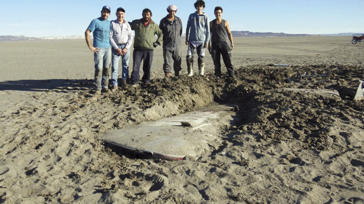 Encuentran un avión perdido en 1964 tras secarse un lago del sur de Argentina