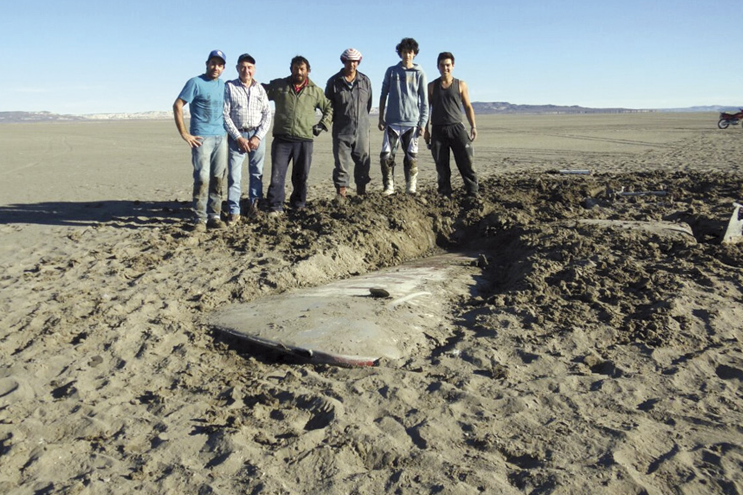 Encuentran un avión perdido en 1964 tras secarse un lago del sur de Argentina