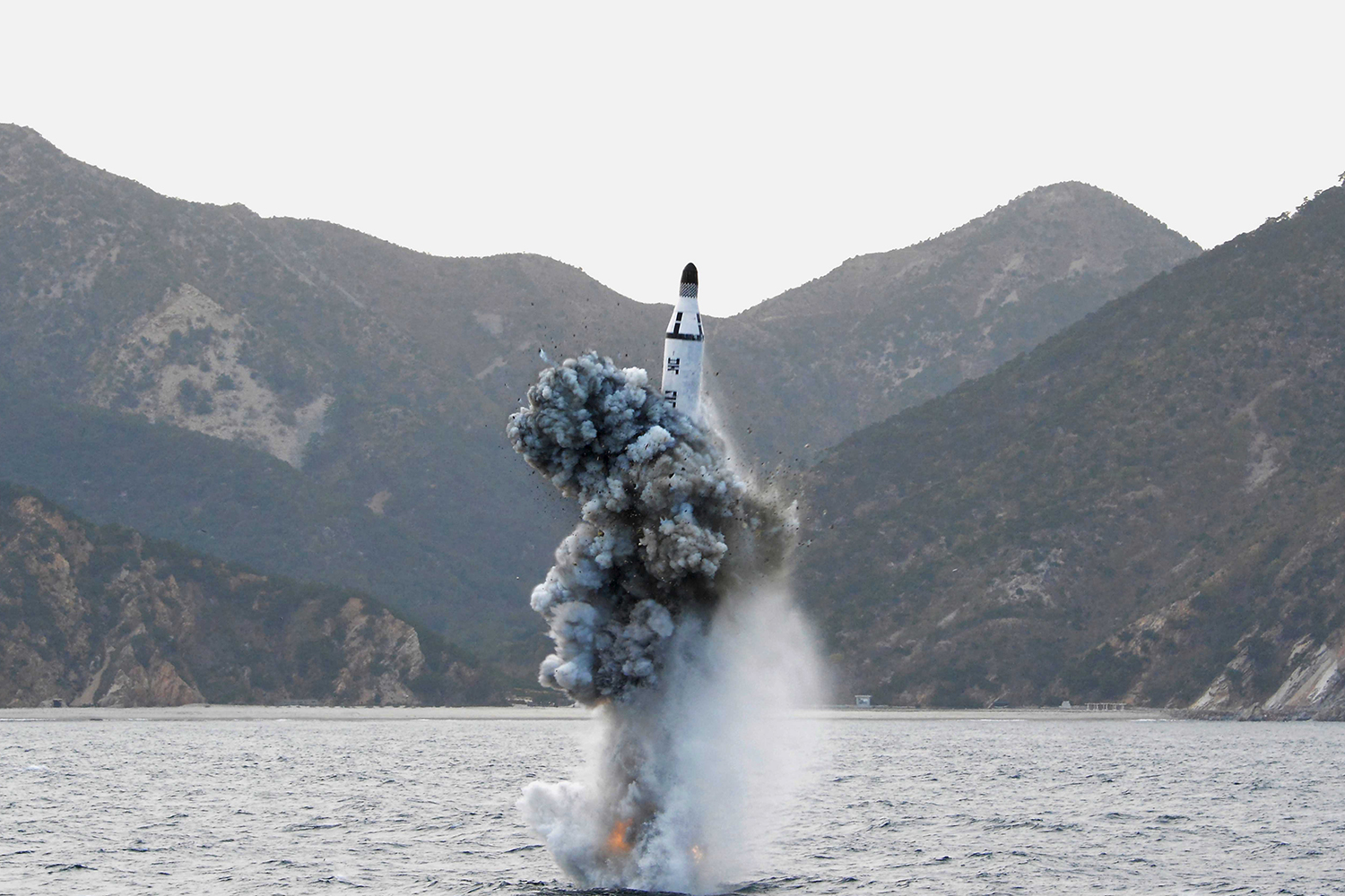 Corea del Norte prueba un misil balístico desde un submarino