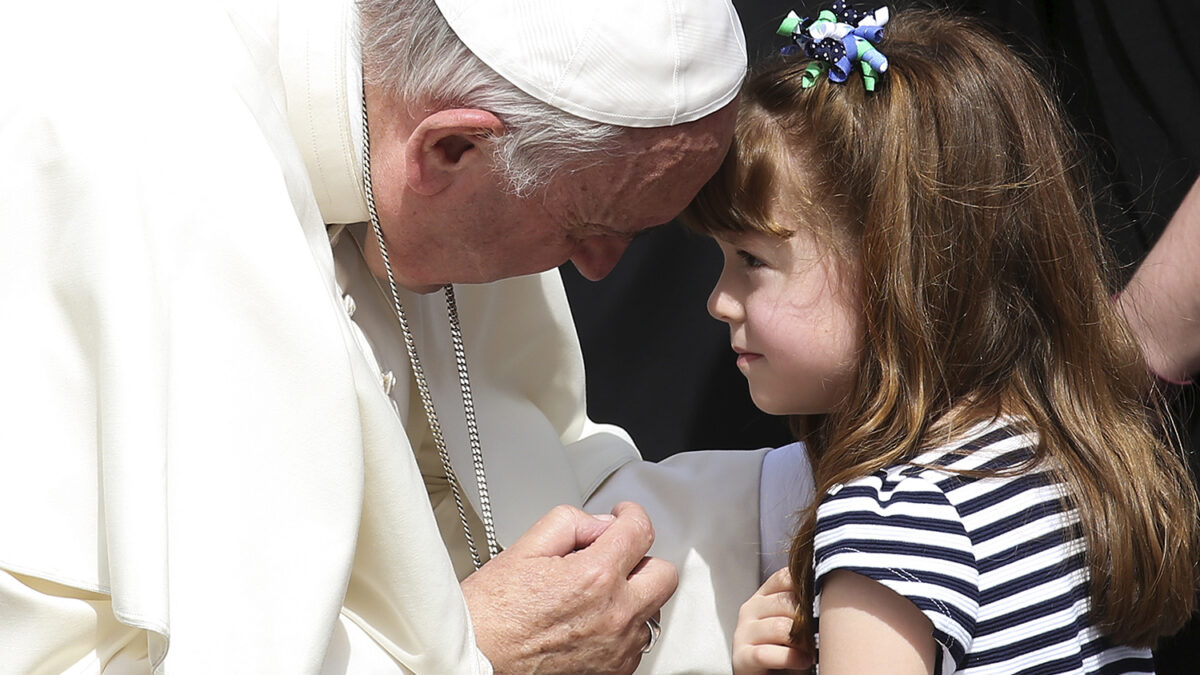 El Papa cumple el sueño de una niña antes de que quede ciega