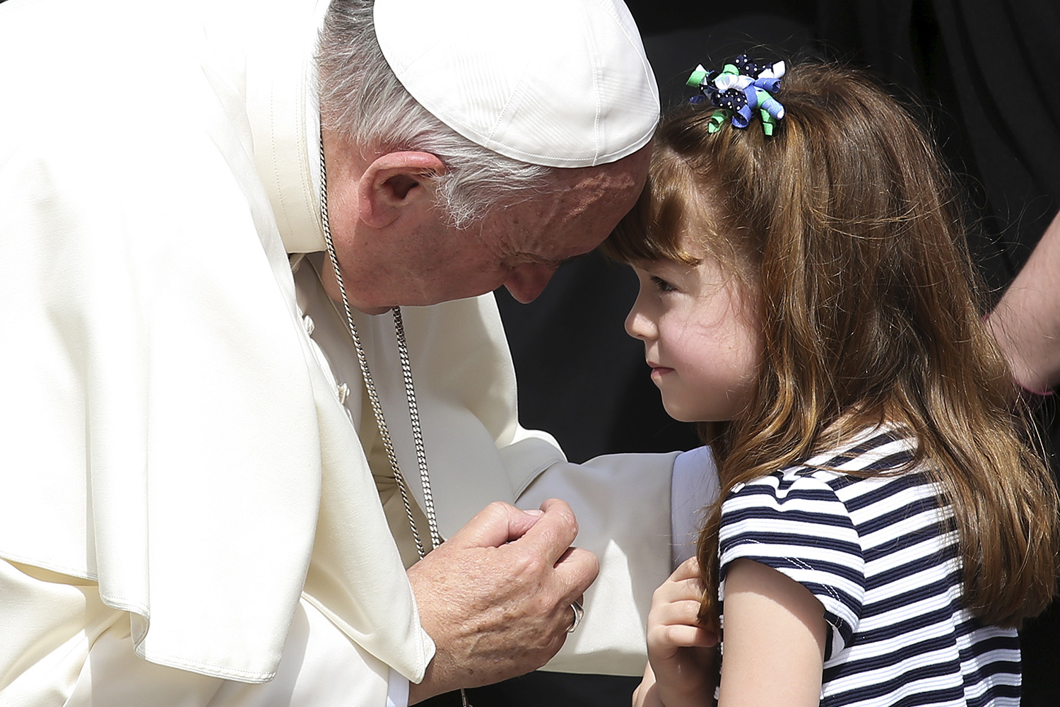 El Papa cumple el sueño de una niña antes de que quede ciega