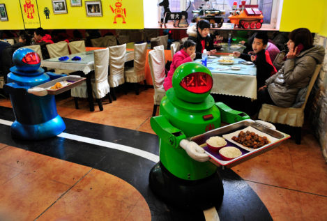 Restaurantes chinos 'despiden' a sus camareros-robot