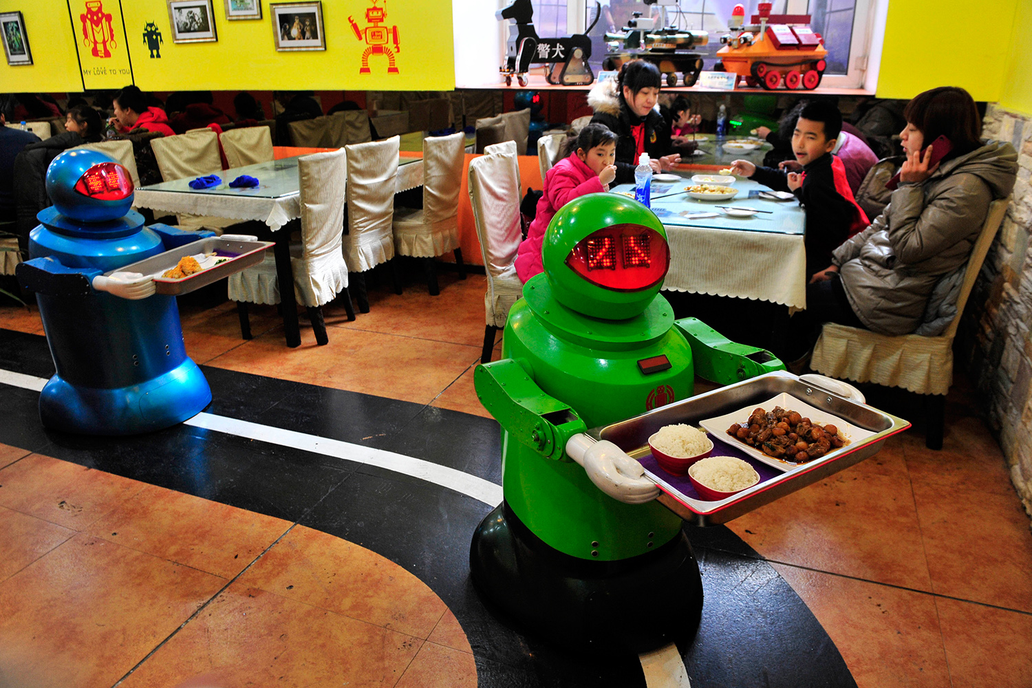 Restaurantes chinos 'despiden' a sus camareros-robot