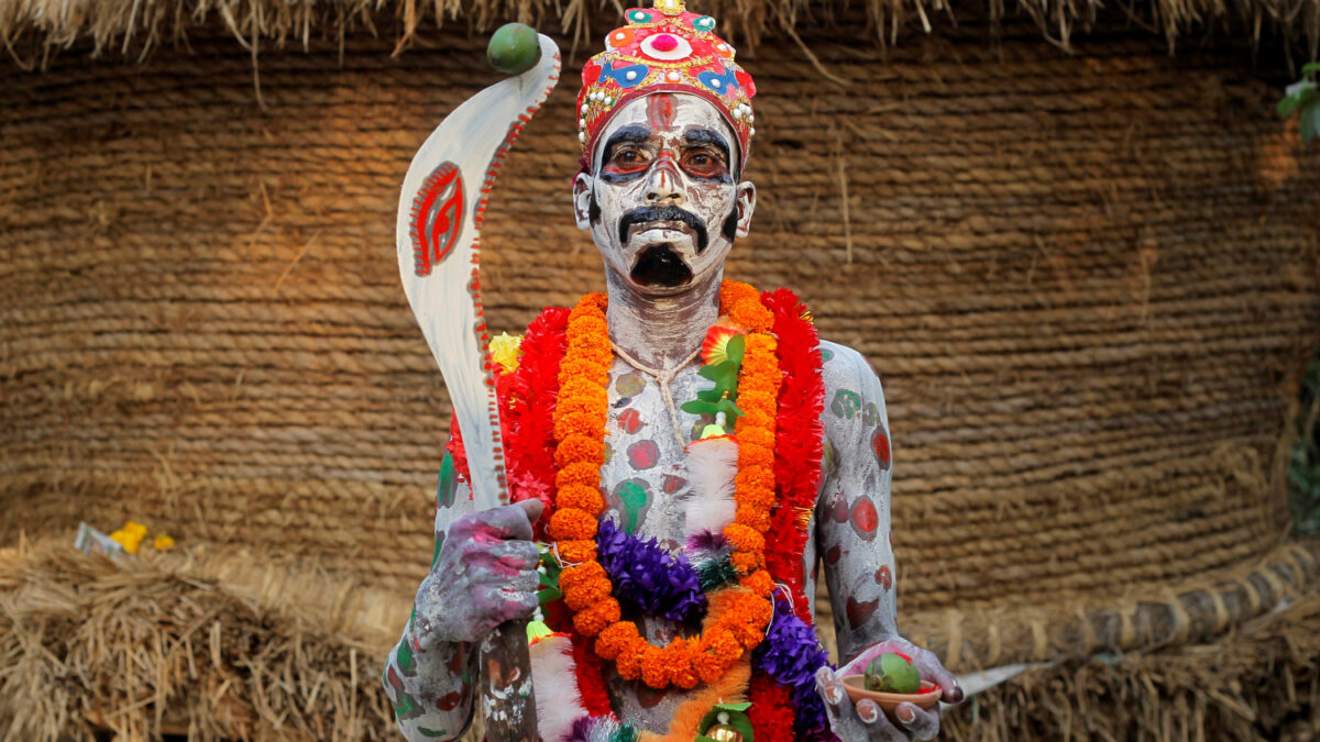 El festival religioso Shiva Gajan: perforaciones, crucifixiones y camas de clavos