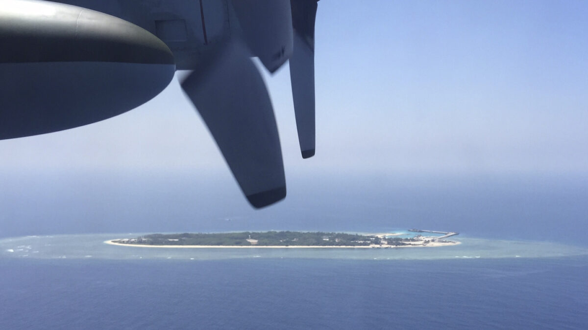 China envía un avión militar a las islas disputadas