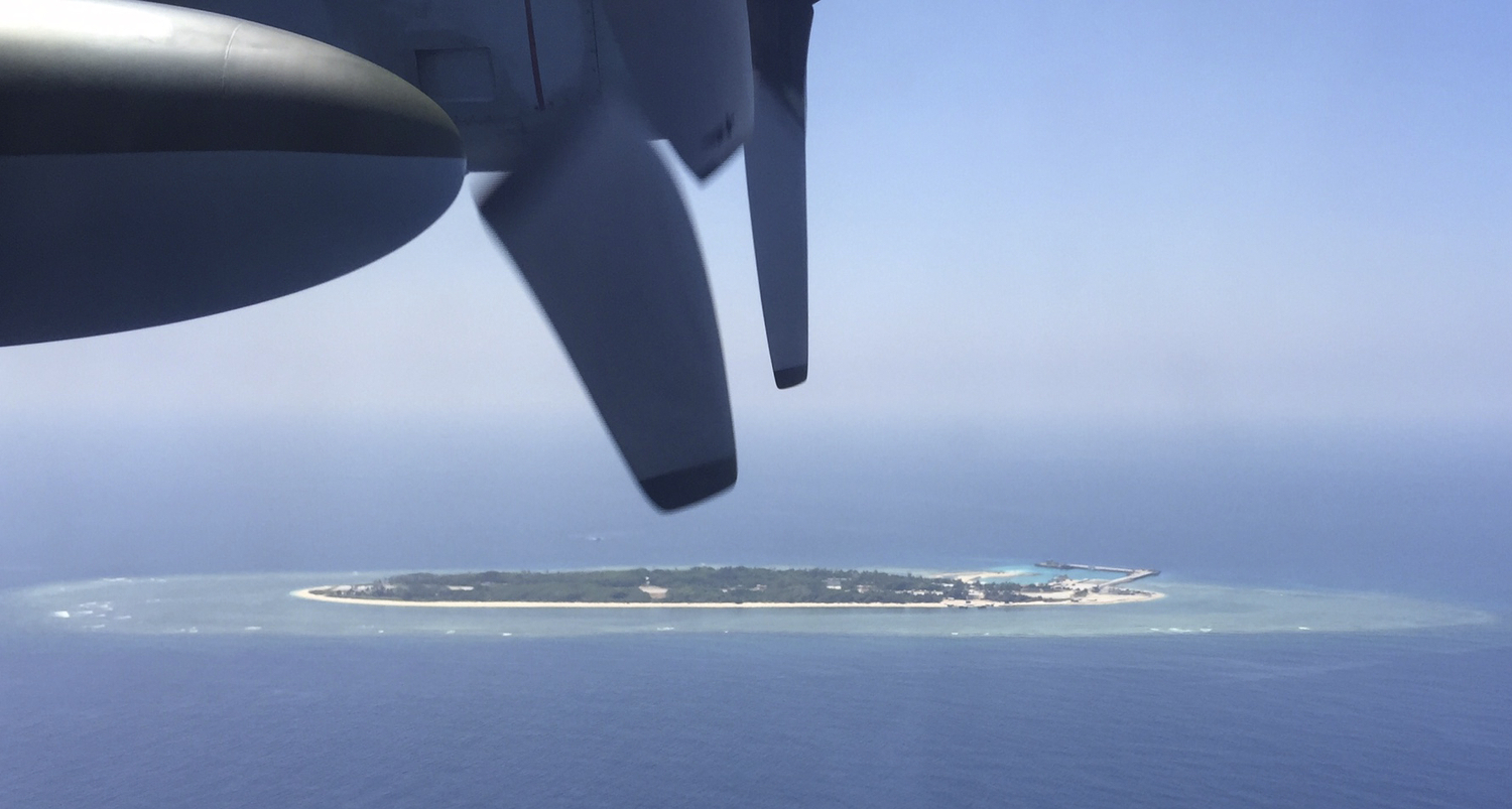 China envía un avión militar a las islas disputadas