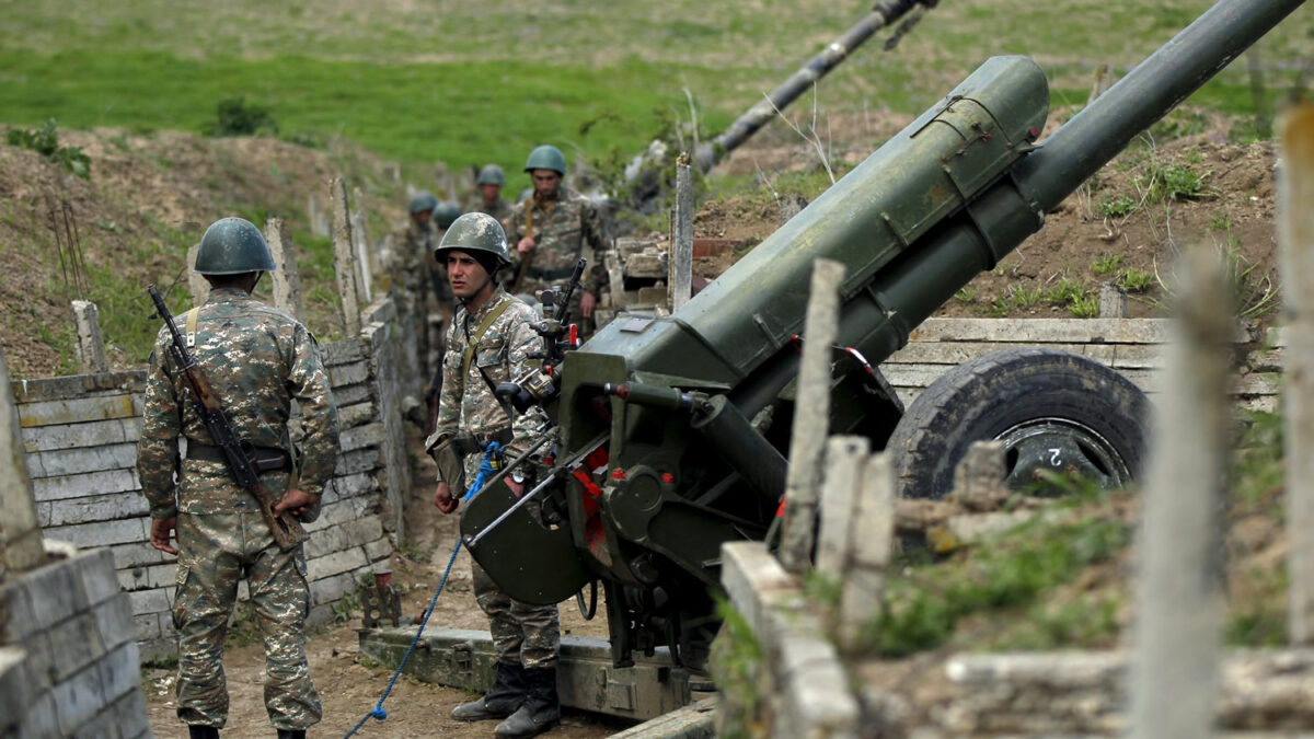 Miles de ciudadanos salen a la calle a azuzar a sus ejércitos en Armenia y Azerbaiyán