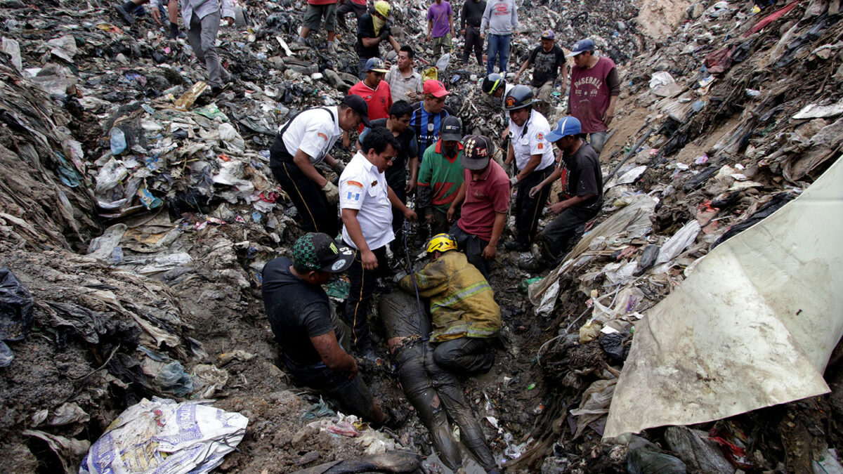 Cuatro fallecidos y 18 desaparecidos tras derrumbarse un basurero