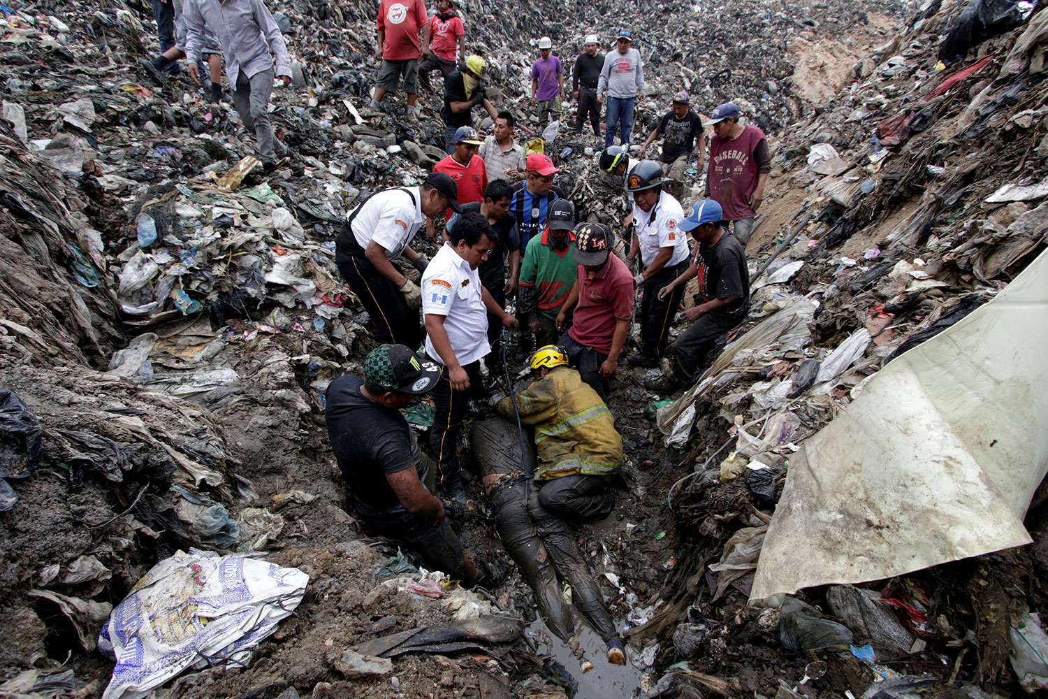 Cuatro fallecidos y 18 desaparecidos tras derrumbarse un basurero