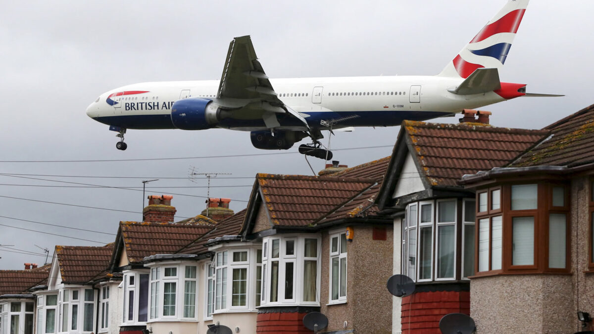 Estrellan un drone contra un avión de British Airways en Londres