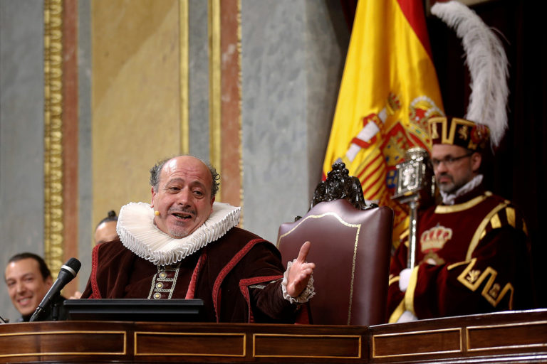 El actor Manuel Tafallé encarna a Cervantes y preside el Congreso de los Diputados (REUTERS/Andrea Comas)