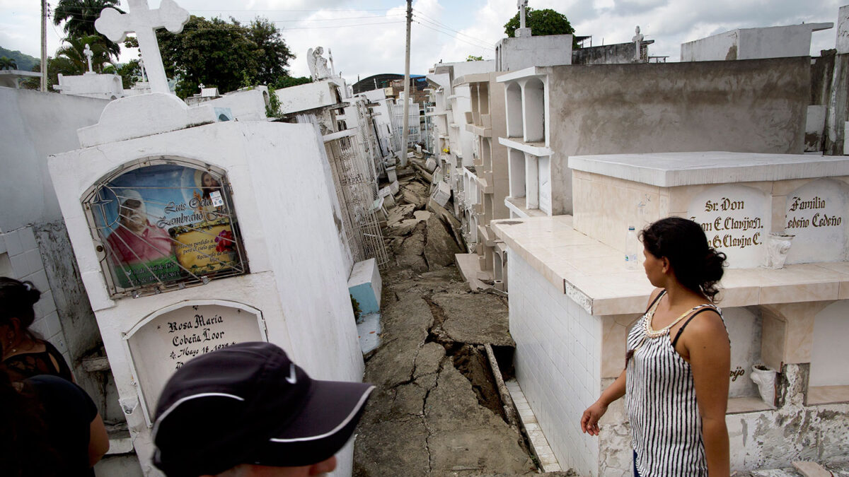 Manabí se queda sin ataúdes y nichos para enterrar a sus muertos