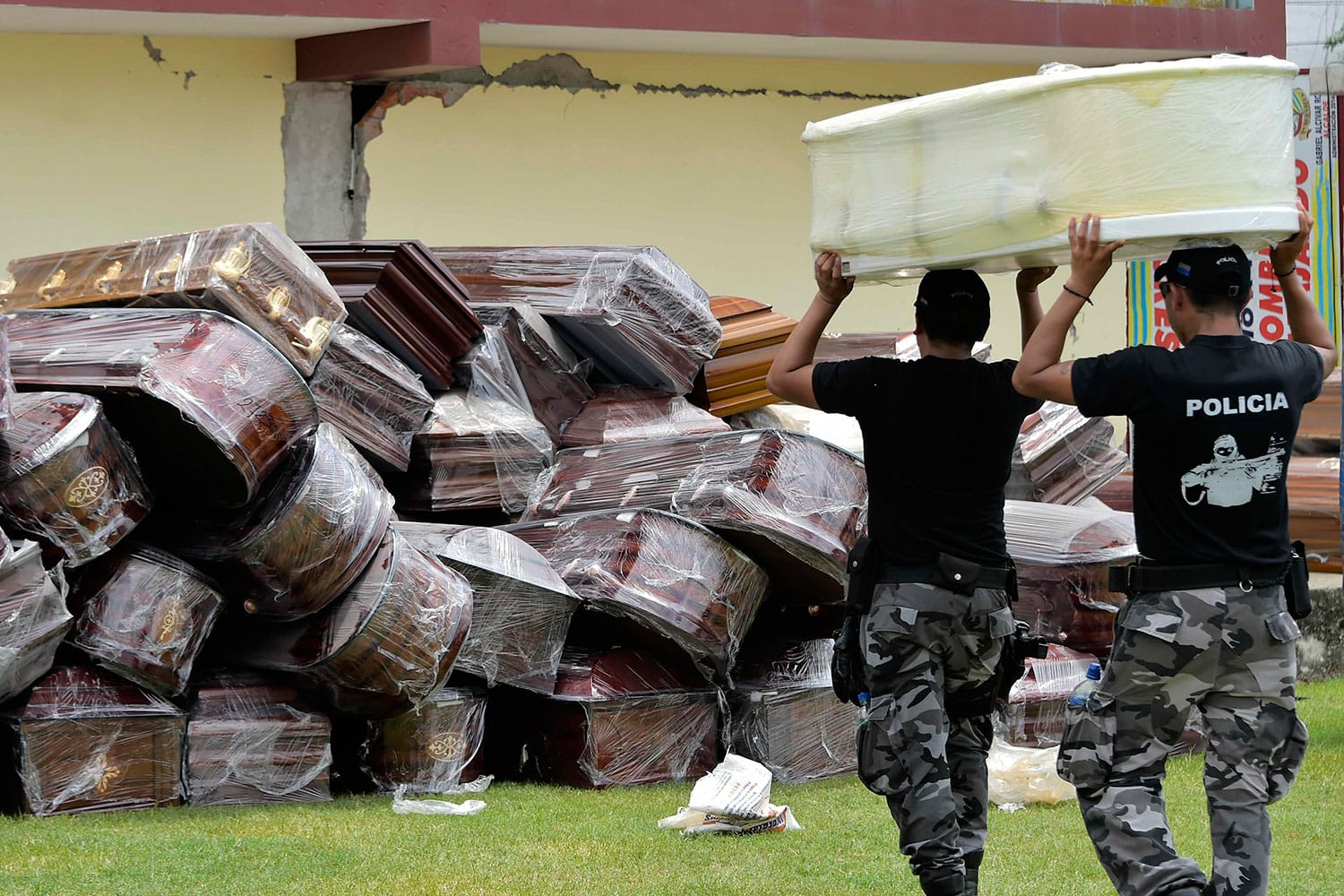 Ecuador entierra a sus muertos: el numero de fallecidos supera las 500 personas