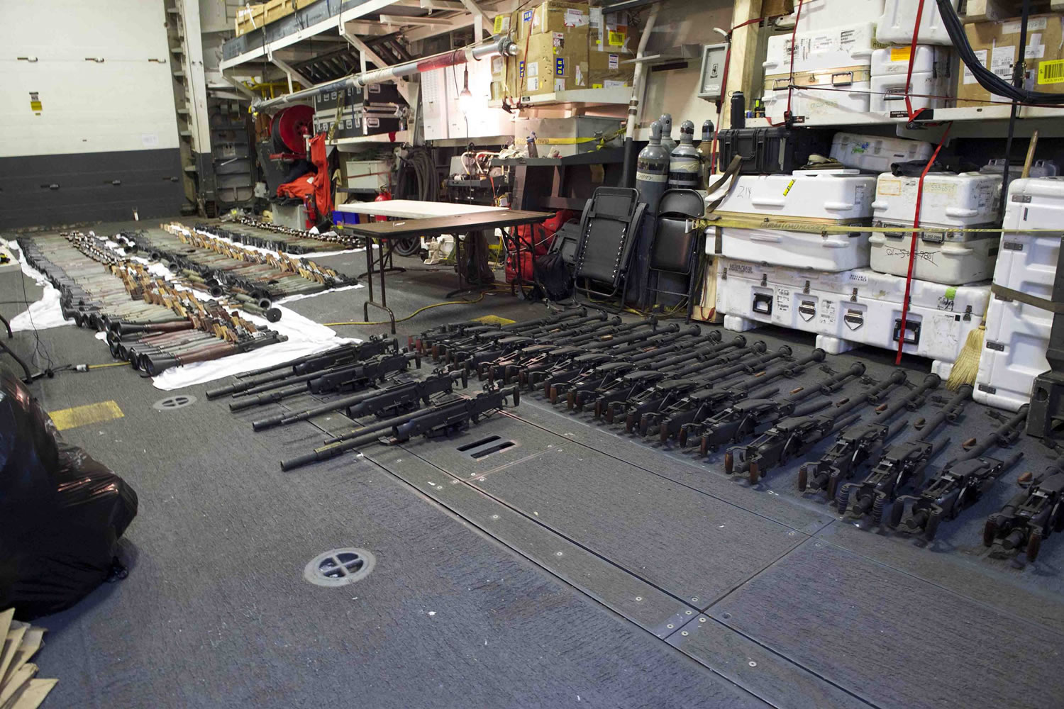 Estados Unidos intercepta miles de fusiles AK-47 en el mar