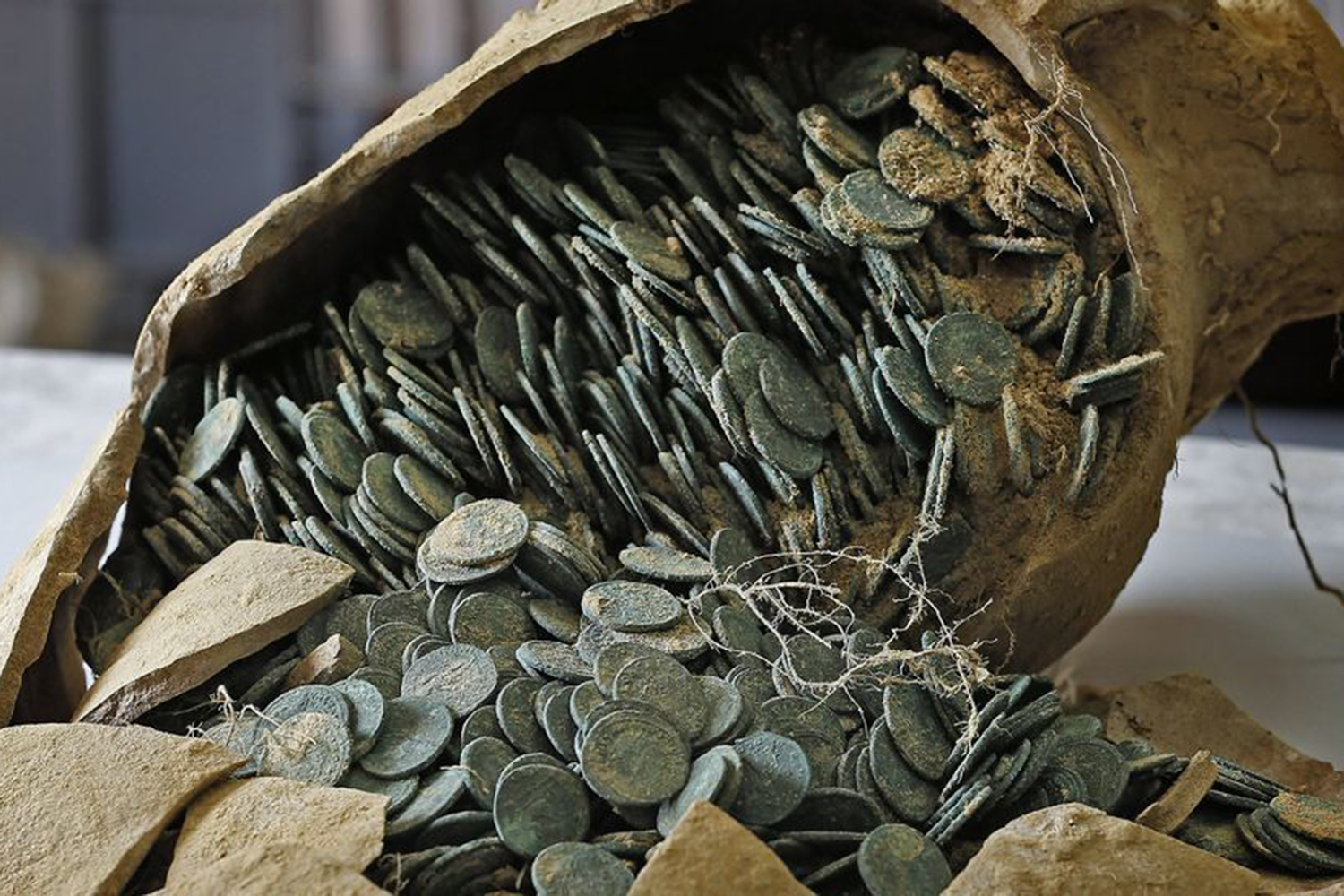 Histórico hallazgo arqueológico en Andalucía: más de 600 kilos de monedas de bronce del siglo IV