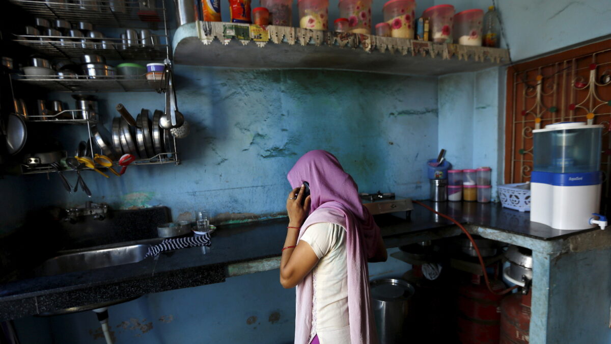 Todos los móviles en India tendrán un botón del pánico para proteger a las mujeres