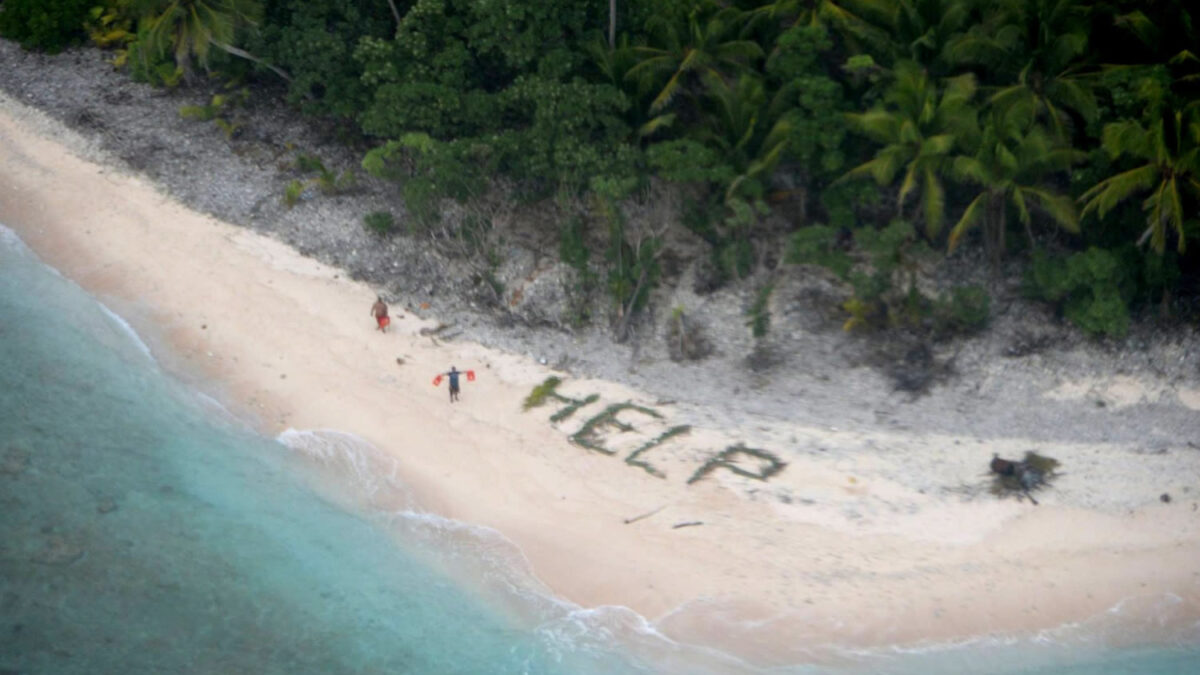 Rescatan a tres náufragos de una isla desierta tras ver su mensaje de SOS en hojas de palmera