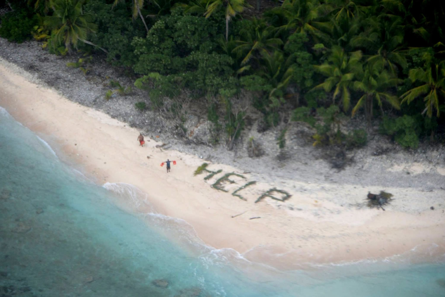 Rescatan a tres náufragos de una isla desierta tras ver su mensaje de SOS en hojas de palmera