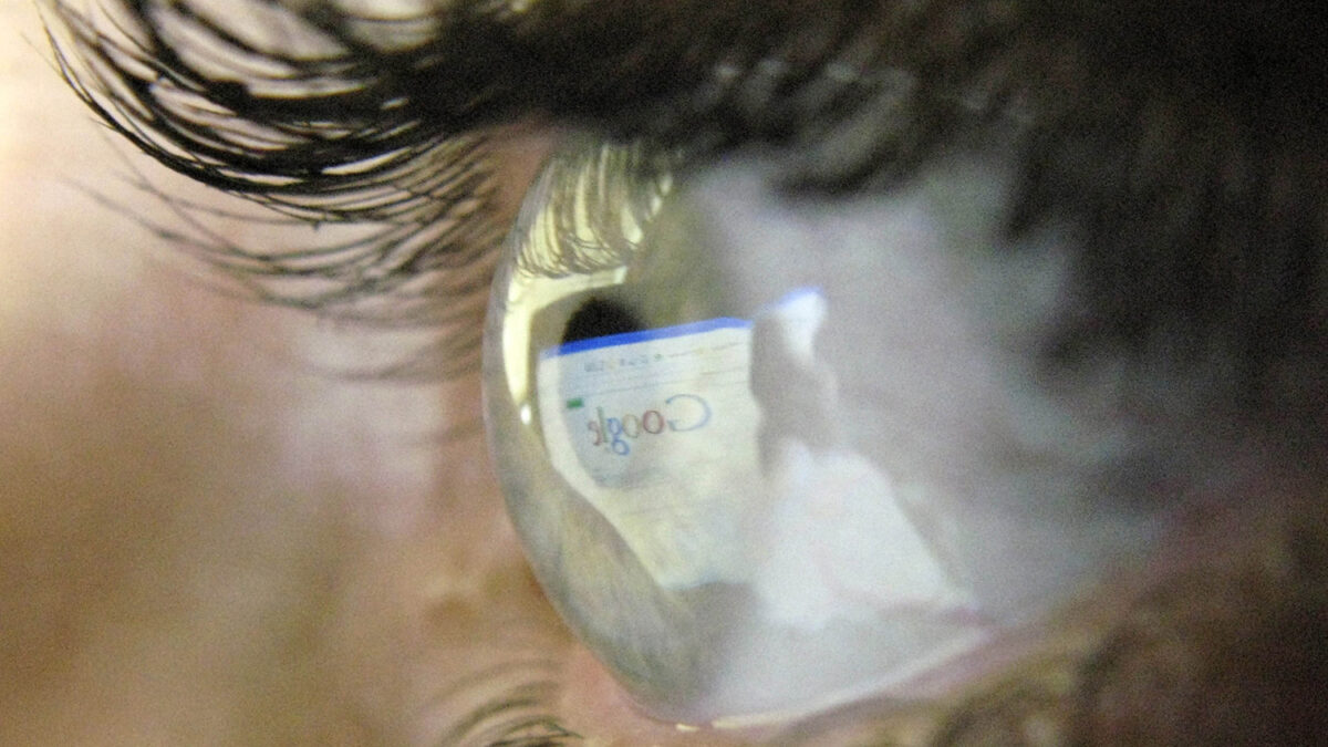 Google lanza una patente para inyectarnos un ordenador en el ojo