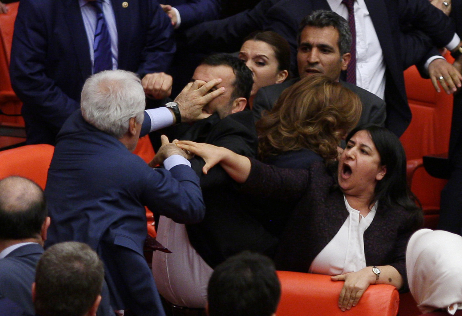 Pelea en el parlamento turco pone en peligro el acuerdo de refugiados con la UE