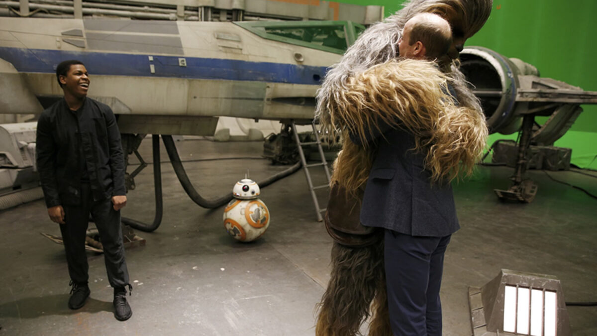 Chewbacca se abraza al Príncipe Guillermo