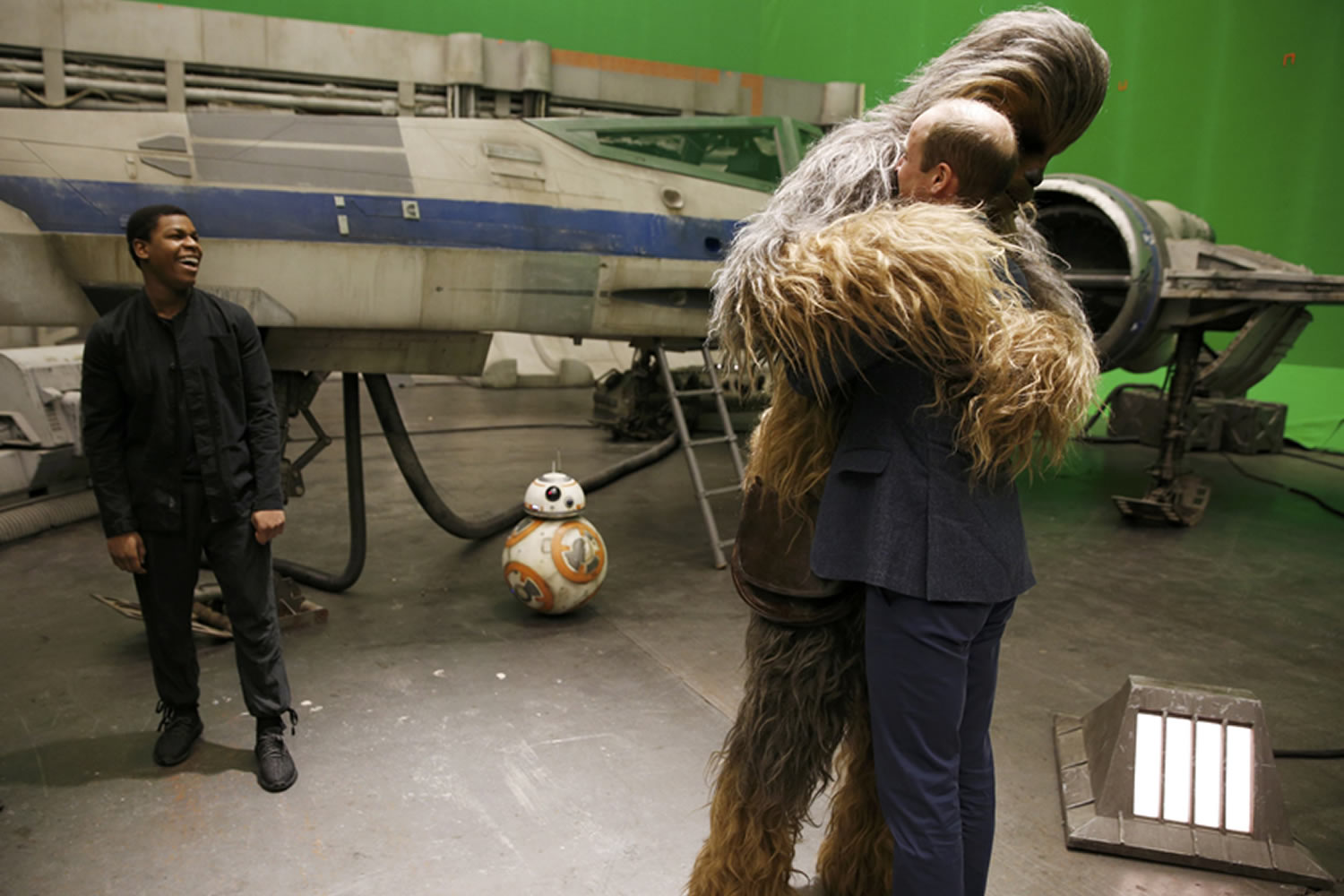 Chewbacca se abraza al Príncipe Guillermo
