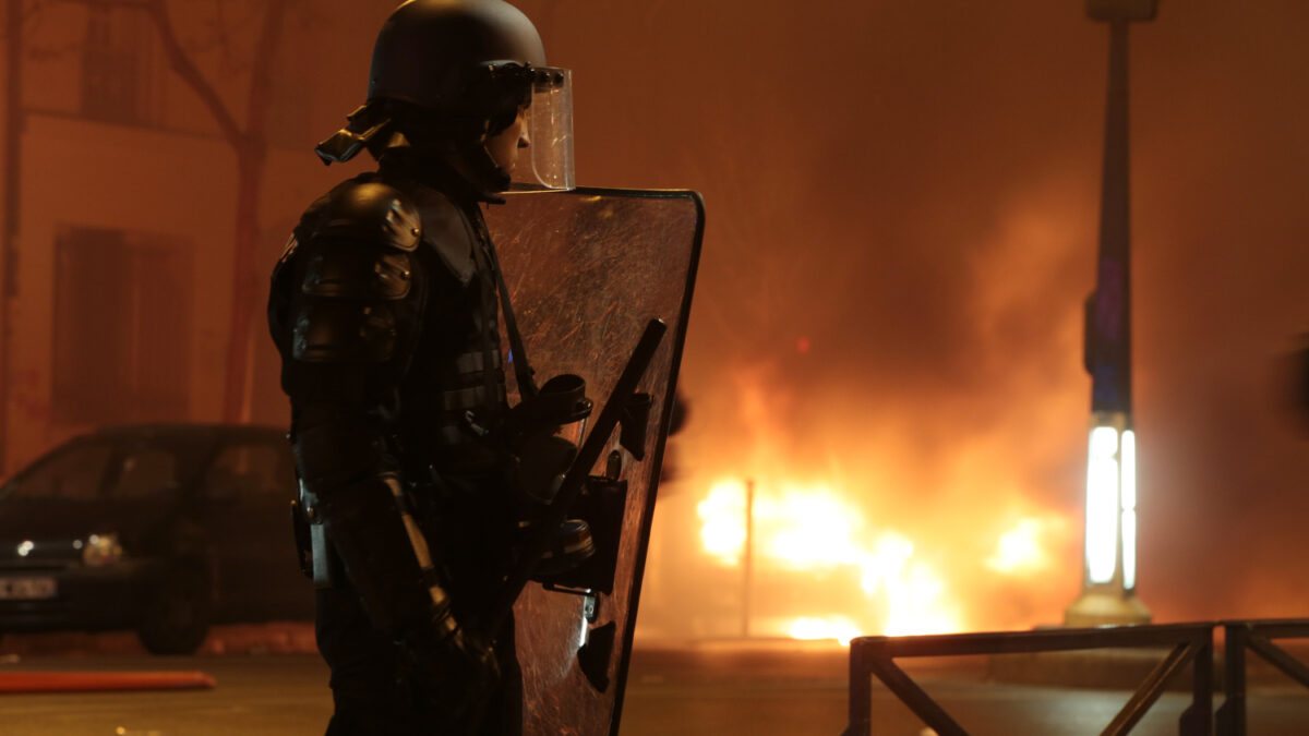 Violento desalojo del campamento Nuit Debout en París