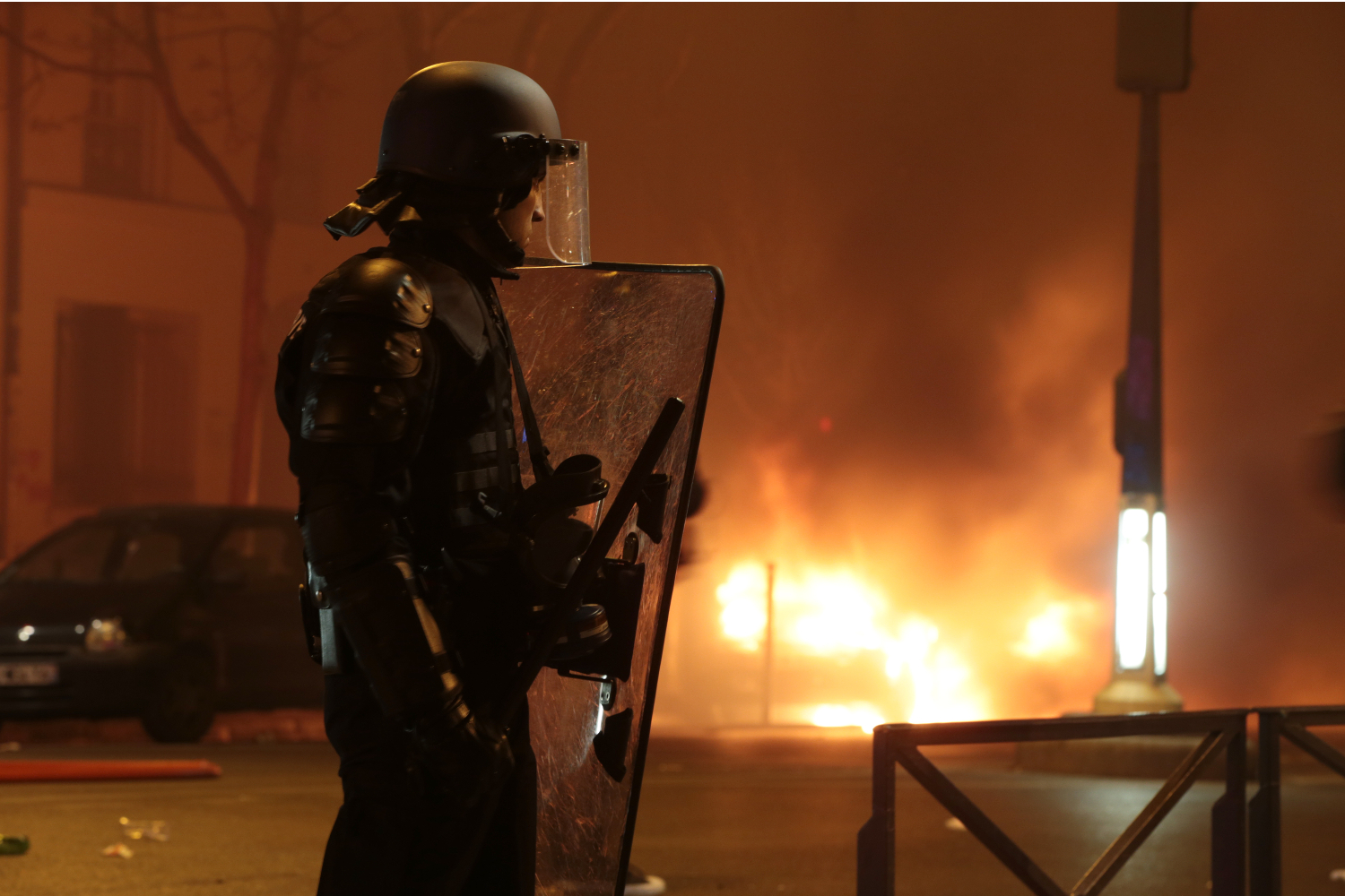 Violento desalojo del campamento Nuit Debout en París