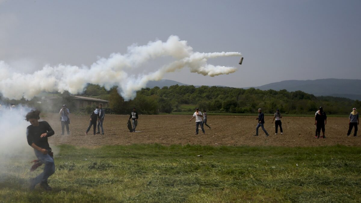 La Policía fronteriza de Macedonia vuelve a lanzar gas lacrimógeno contra refugiados