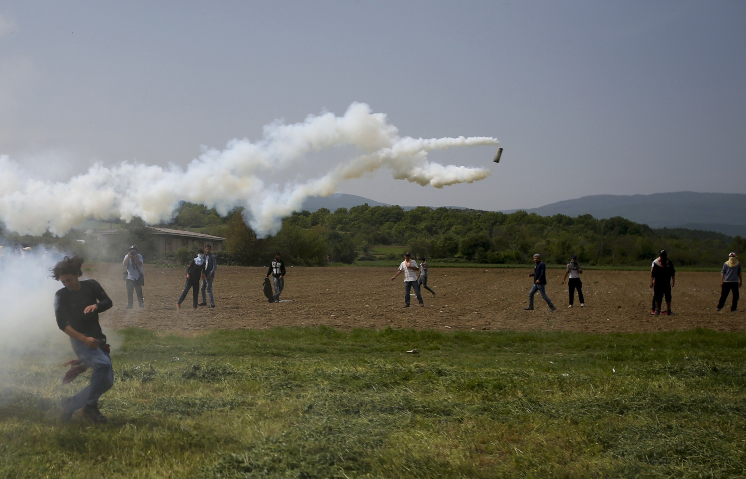 La Policía fronteriza de Macedonia vuelve a lanzar gas lacrimógeno contra refugiados
