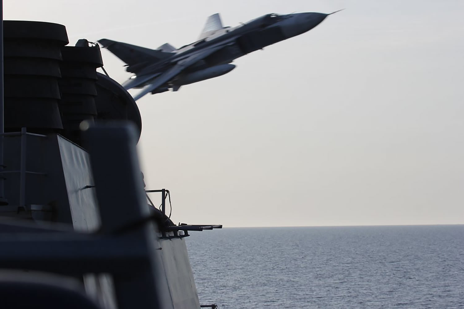 Cazas rusos se lanzan contra un buque militar de Estados Unidos en un “ataque simulado”