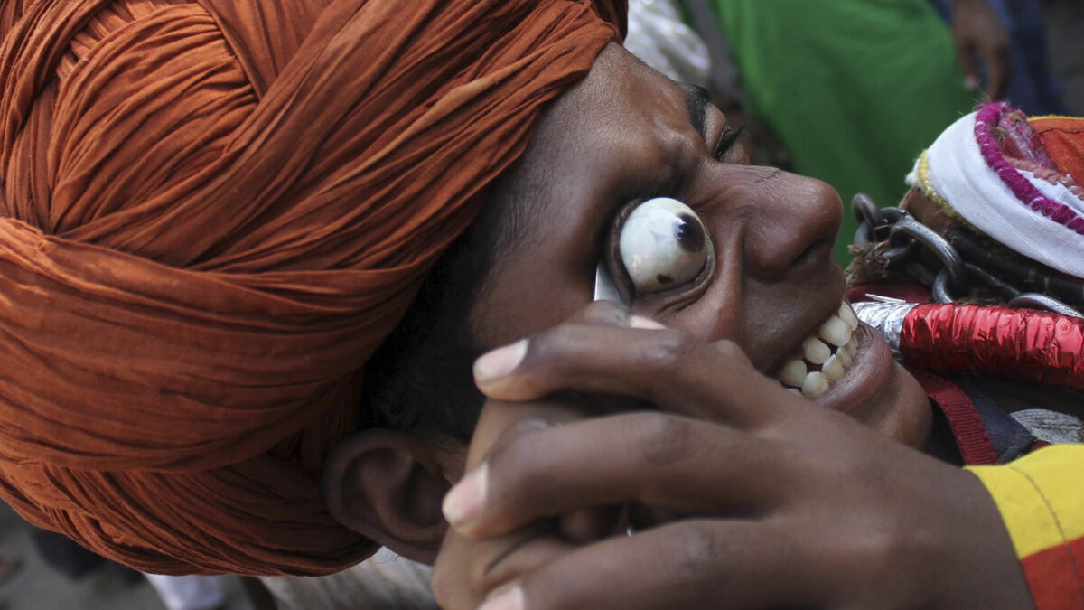 Musulmanes se sacan los ojos para rendir tributo al santo sufí Chishti