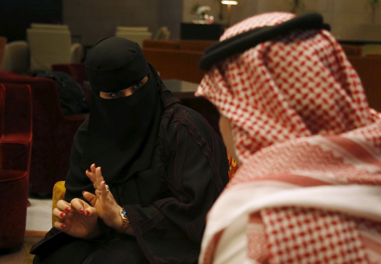 Un terapeuta saudí aconseja a los hombres musulmanes que peguen a sus mujeres