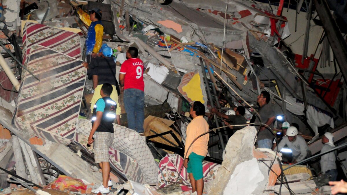 Devastador terremoto en Ecuador deja 235 muertos