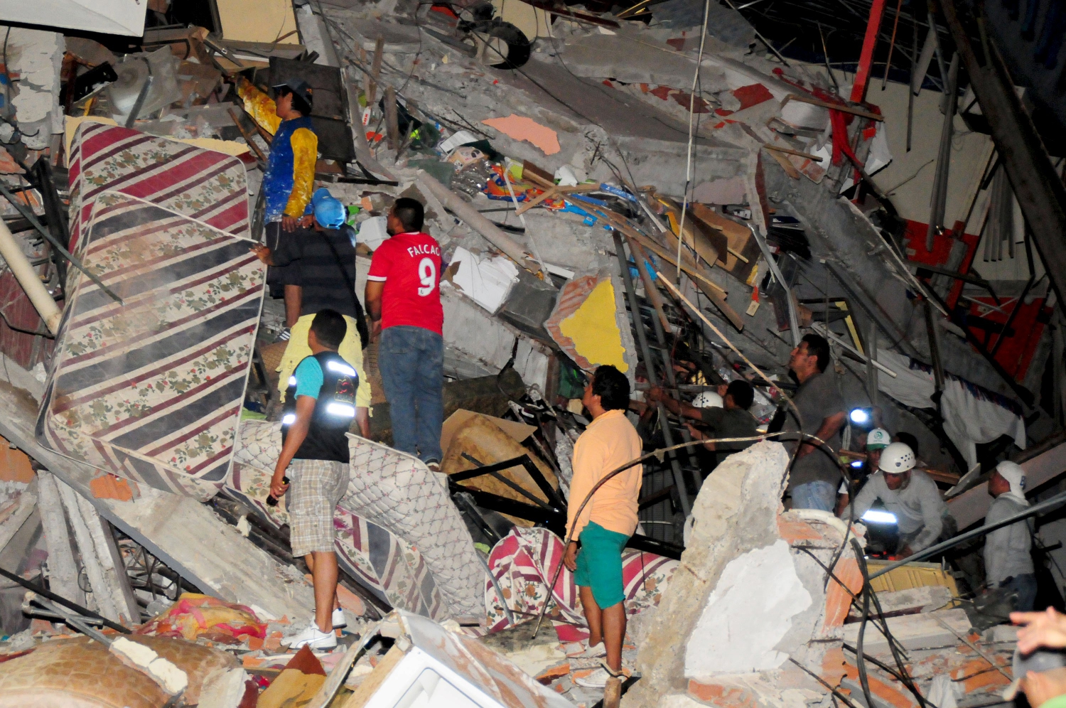 Devastador terremoto en Ecuador deja 235 muertos