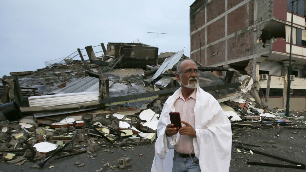 Más de 230 muertos y 150 desaparecidos en el peor terremoto en tres décadas en Ecuador