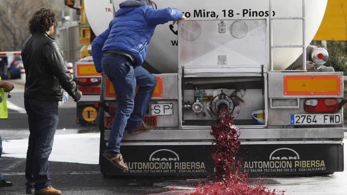 Francia declara la guerra del vino a España: «derramaremos muchas más cisternas»